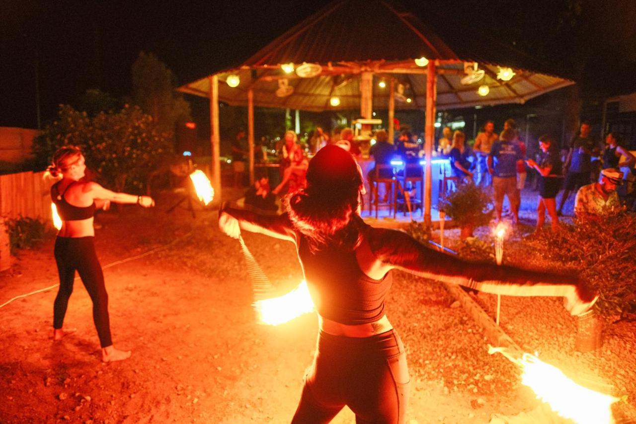 קו טאו Escape Divers - Jungle Hostel And Dive Centre מראה חיצוני תמונה